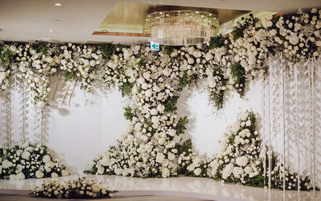 하노이에 결혼식 배경을 하얀 꽃으로 장식한다